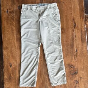 Under Armour golf Pants khaki tan loose fit 34/32